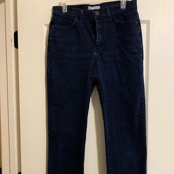 Lee Denim - Lee Women’s Classic Fit Straight Leg 10 short